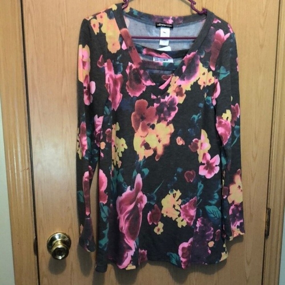 Heimish U.S.A size small floral top NWT